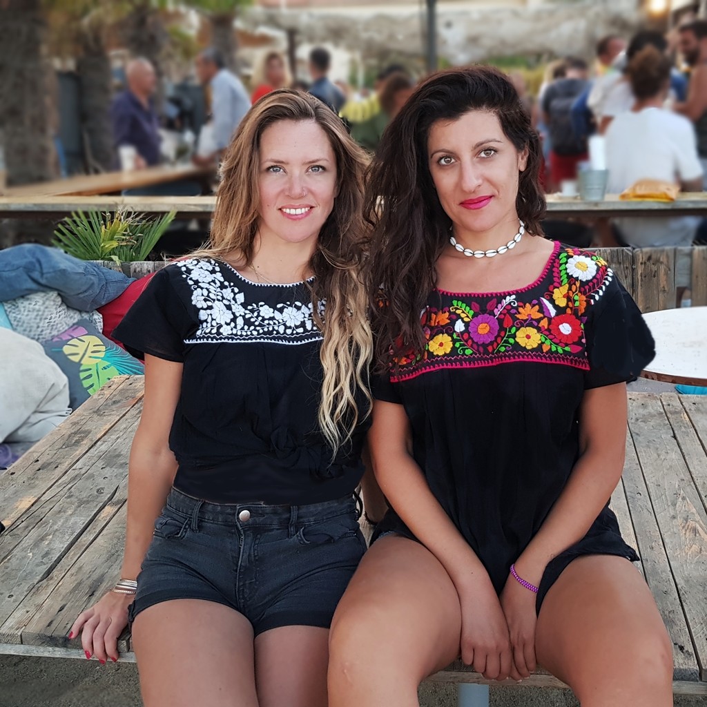 blusa negra con flores bordadas