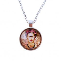 Collier Frida sur fond rouge