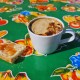 Dulzura matinal: café y tostada de pan con mermelada de naranja servidos sobre el auténtico hule mexicano 'Carambola Verde' - Ca